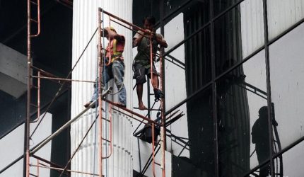 Ilustrasi pekerja mengalami kecelakaan kerja dan mendapatkan penanganan medis di lokasi kerja