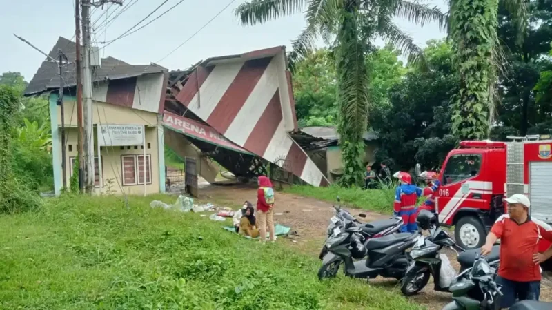 Bangunan Dinas Provinsi Jambi di Telanaipura ambruk akibat hujan deras, petugas mengevakuasi tanpa korban. (TribunJambi.com)