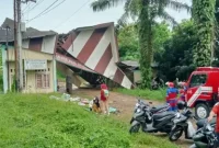 Bangunan Dinas Provinsi Jambi di Telanaipura ambruk akibat hujan deras, petugas mengevakuasi tanpa korban. (TribunJambi.com)