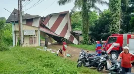 Bangunan Dinas Provinsi Jambi di Telanaipura ambruk akibat hujan deras, petugas mengevakuasi tanpa korban. (TribunJambi.com)