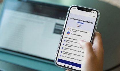 Ilustrasi seseorang mengatur keuangan dan investasi di tengah inflasi