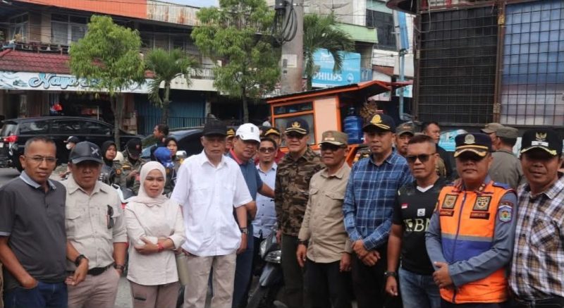 Wakil Wali Kota Sungai Penuh Azhar Hamzah bersama jajaran saat meninjau kondisi lapak pedagang usai penataan di Pasar Tanjung Bajure, Jumat (3/4/2026).