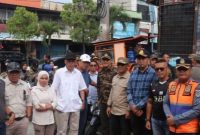 Wakil Wali Kota Sungai Penuh Azhar Hamzah bersama jajaran saat meninjau kondisi lapak pedagang usai penataan di Pasar Tanjung Bajure, Jumat (3/4/2026).
