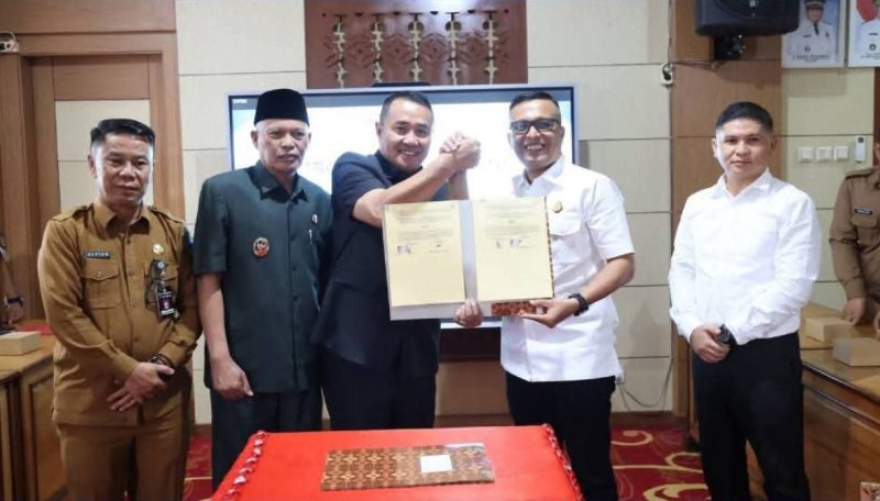 Wali Kota Sungai Penuh Alfin bersama Kepala Kejaksaan Negeri Robi Harianto saat menandatangani MoU kerja sama bidang perdata dan tata usaha negara, Senin (6/4).