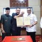 Wali Kota Sungai Penuh Alfin bersama Kepala Kejaksaan Negeri Robi Harianto saat menandatangani MoU kerja sama bidang perdata dan tata usaha negara, Senin (6/4).