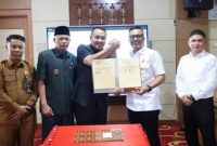 Wali Kota Sungai Penuh Alfin bersama Kepala Kejaksaan Negeri Robi Harianto saat menandatangani MoU kerja sama bidang perdata dan tata usaha negara, Senin (6/4).