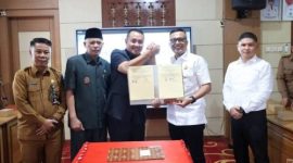Wali Kota Sungai Penuh Alfin bersama Kepala Kejaksaan Negeri Robi Harianto saat menandatangani MoU kerja sama bidang perdata dan tata usaha negara, Senin (6/4).