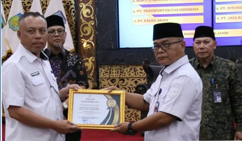 Kepala Dinas PPPAPPKB Kota Sungai Penuh menerima penghargaan dari BKKBN dalam ajang Genting Collaboration Summit 2025 di Jambi.
