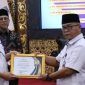 Kepala Dinas PPPAPPKB Kota Sungai Penuh menerima penghargaan dari BKKBN dalam ajang Genting Collaboration Summit 2025 di Jambi.