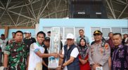 Sekda Alpian menyerahkan piala juara PSTK Cup kepada tim Mekar Jaya