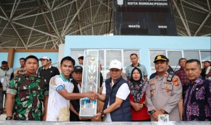 Sekda Alpian menyerahkan piala juara PSTK Cup kepada tim Mekar Jaya