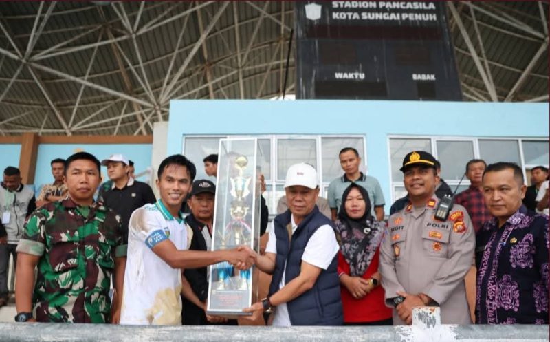 Sekda Alpian memberikan piala kepada tim Desa Mekar Jaya usai menjuarai turnamen PSTK Cup di Lapangan KONI Tanah Kampung