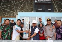 Sekda Alpian memberikan piala kepada tim Desa Mekar Jaya usai menjuarai turnamen PSTK Cup di Lapangan KONI Tanah Kampung