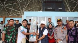Sekda Alpian memberikan piala kepada tim Desa Mekar Jaya usai menjuarai turnamen PSTK Cup di Lapangan KONI Tanah Kampung