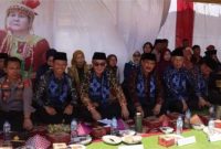 Wali Kota Sungai Penuh, Alfin, bersama jajaran pemerintah dan tokoh adat menghadiri Kenduri Sko Karang Setio TAP di Kecamatan Koto Baru.