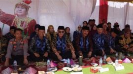 Wali Kota Sungai Penuh, Alfin, bersama jajaran pemerintah dan tokoh adat menghadiri Kenduri Sko Karang Setio TAP di Kecamatan Koto Baru.