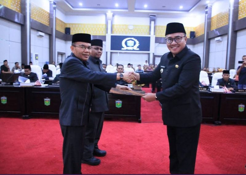 Wali Kota Sungai Penuh Alfin menghadiri rapat paripurna DPRD dengan agenda persetujuan LKPJ Tahun Anggaran 2025 di Aula Paripurna.