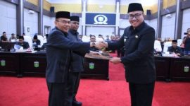 Wali Kota Sungai Penuh Alfin menghadiri rapat paripurna DPRD dengan agenda persetujuan LKPJ Tahun Anggaran 2025 di Aula Paripurna.