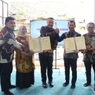 Wali Kota Sungai Penuh menandatangani MoU kerja sama dengan Universitas Adiwangsa Jambi disaksikan jajaran pejabat daerah.