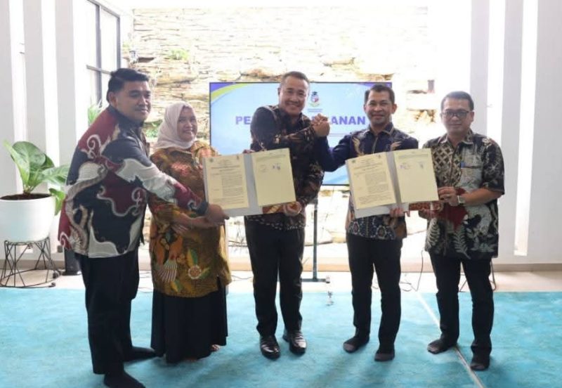 Wali Kota Sungai Penuh menandatangani MoU kerja sama dengan Universitas Adiwangsa Jambi disaksikan jajaran pejabat daerah.