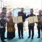 Wali Kota Sungai Penuh menandatangani MoU kerja sama dengan Universitas Adiwangsa Jambi disaksikan jajaran pejabat daerah.