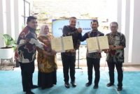 Wali Kota Sungai Penuh menandatangani MoU kerja sama dengan Universitas Adiwangsa Jambi disaksikan jajaran pejabat daerah.