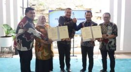 Wali Kota Sungai Penuh menandatangani MoU kerja sama dengan Universitas Adiwangsa Jambi disaksikan jajaran pejabat daerah.