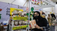 Pengunjung melihat produk makanan dan minuman di Jogja Food and Beverage Expo 2026 di JEC Yogyakarta