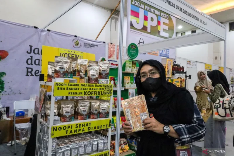 Pelaku usaha dan pengunjung memadati Jogja Food and Beverage Expo 2026 di Jogja Expo Center (JEC), Yogyakarta, yang menampilkan berbagai produk makanan, minuman, dan inovasi kemasan dari UMKM dan IKM lokal.
