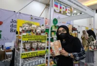 Pelaku usaha dan pengunjung memadati Jogja Food and Beverage Expo 2026 di Jogja Expo Center (JEC), Yogyakarta, yang menampilkan berbagai produk makanan, minuman, dan inovasi kemasan dari UMKM dan IKM lokal.