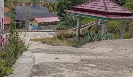 Bupati Kerinci Monadi meninjau lokasi pemandian air panas Sungai Medang yang direncanakan untuk direvitalisasi sebagai destinasi wisata unggulan.