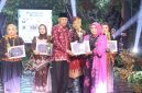 Wakil Wali Kota Sungai Penuh, Azhar Hamzah, menutup Parade Busana Batik Kreasi dan Lomba Lagu Daerah di Gedung Nasional, Sabtu (25/4).