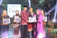 Wakil Wali Kota Sungai Penuh, Azhar Hamzah, menutup Parade Busana Batik Kreasi dan Lomba Lagu Daerah di Gedung Nasional, Sabtu (25/4).