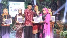 Wakil Wali Kota Sungai Penuh, Azhar Hamzah, menutup Parade Busana Batik Kreasi dan Lomba Lagu Daerah di Gedung Nasional, Sabtu (25/4).