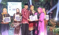 Azhar Hamzah Tutup Parade Batik dan Lagu Daerah