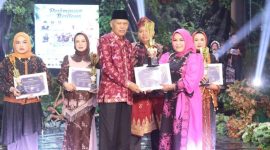 Wakil Wali Kota Sungai Penuh, Azhar Hamzah, menutup Parade Busana Batik Kreasi dan Lomba Lagu Daerah di Gedung Nasional, Sabtu (25/4).