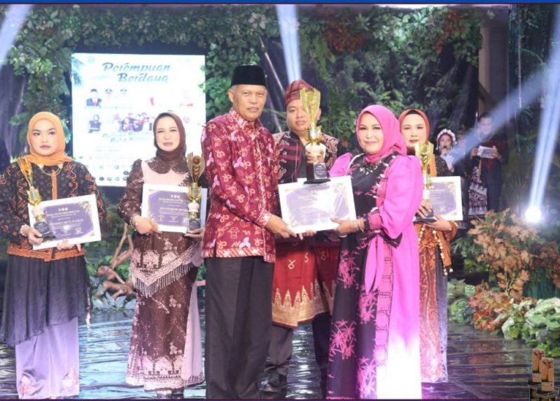 Wakil Wali Kota Sungai Penuh, Azhar Hamzah, menutup Parade Busana Batik Kreasi dan Lomba Lagu Daerah di Gedung Nasional, Sabtu (25/4).