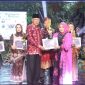 Wakil Wali Kota Sungai Penuh, Azhar Hamzah, menutup Parade Busana Batik Kreasi dan Lomba Lagu Daerah di Gedung Nasional, Sabtu (25/4).
