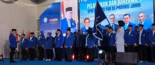 Alfin resmi dilantik sebagai Ketua DPD PAN Kota Sungai Penuh oleh Zulkifli Hasan dalam pelantikan serentak di Jambi, disaksikan Al Haris dan jajaran PAN.