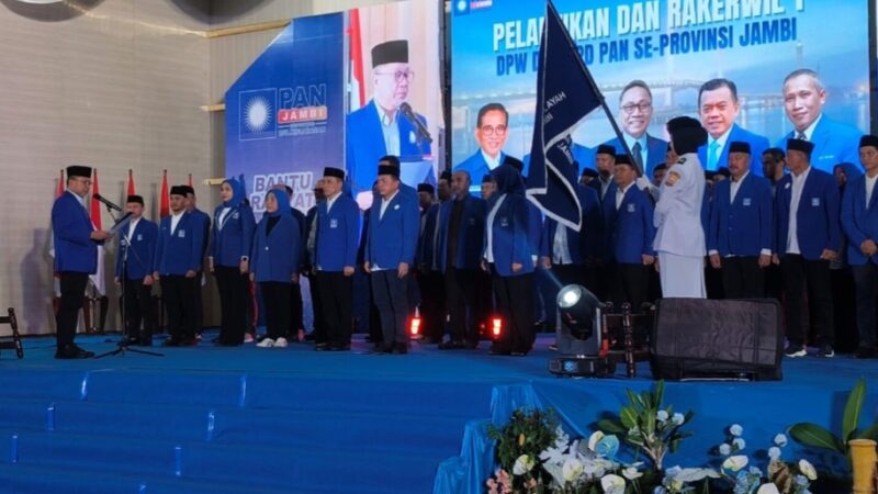 Alfin resmi dilantik sebagai Ketua DPD PAN Kota Sungai Penuh oleh Zulkifli Hasan dalam pelantikan serentak di Jambi, disaksikan Al Haris dan jajaran PAN.