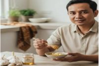 Bawang putih mentah dicampur madu murni sebagai ramuan alami peningkat daya tahan tubuh.