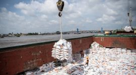 Pekerja memindahkan komoditas pangan impor di pelabuhan sebagai bagian dari distribusi nasional di tengah kebijakan pengetatan impor oleh Kemendag.