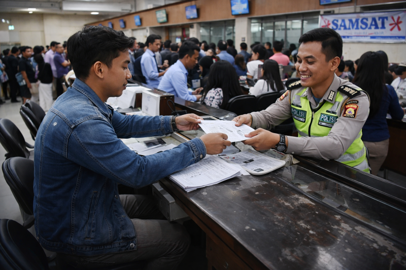 Ilustrasi proses pelayanan administrasi kendaraan di kantor Samsat, dengan warga yang sedang mengurus dokumen di loket. ( foto AI)