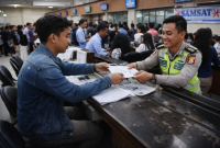 Ilustrasi proses pelayanan administrasi kendaraan di kantor Samsat, dengan warga yang sedang mengurus dokumen di loket. ( foto AI)