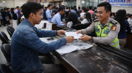 Ilustrasi proses pelayanan administrasi kendaraan di kantor Samsat, dengan warga yang sedang mengurus dokumen di loket. ( foto AI)
