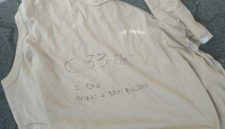 Baju yang dilempar penghuni apartemen di Jakbar (dok Antara)