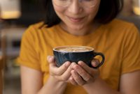 Ilustrasi secangkir kopi panas yang menjadi minuman favorit untuk menambah energi dan fokus sebelum beraktivitas.( foto freepik)