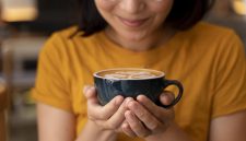 Ilustrasi secangkir kopi panas yang menjadi minuman favorit untuk menambah energi dan fokus sebelum beraktivitas.( foto freepik)