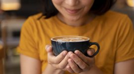 Ilustrasi secangkir kopi panas yang menjadi minuman favorit untuk menambah energi dan fokus sebelum beraktivitas.( foto freepik)