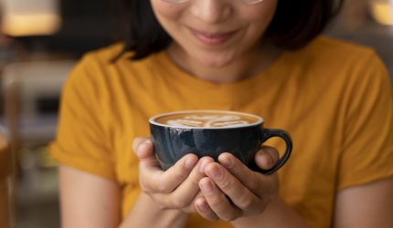 waktu tepat minum Secangkir kopi panas sebagai minuman berkafein untuk meningkatkan energi dan fokus.